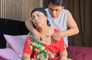 ลูกเขยนวดให้แม่ยายได้เตะเนื้อต้องตัวกันนัวขนาดนี้เป็นใครก็อดใจไม่ไหวจับแม่ยายเย็ดในห้องนอนเลย